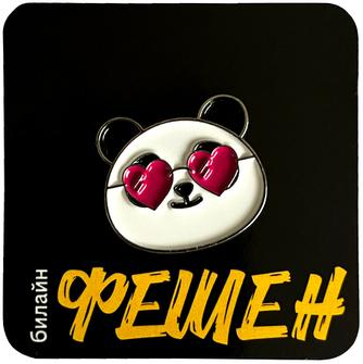 Изображение товара Значок "Тапа с очками-сердце" - стильный металлический аксессуар