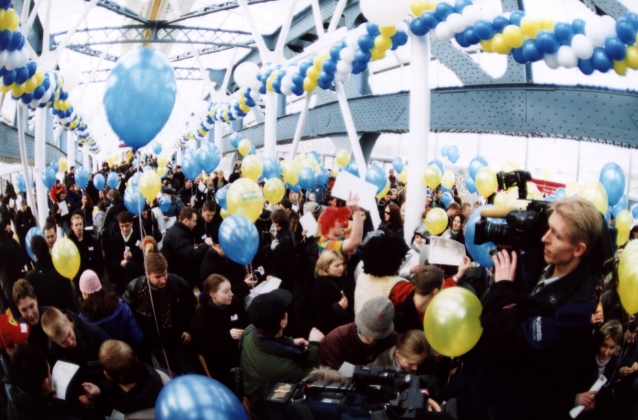 2002 Акция «Многолюдный поцелуй»