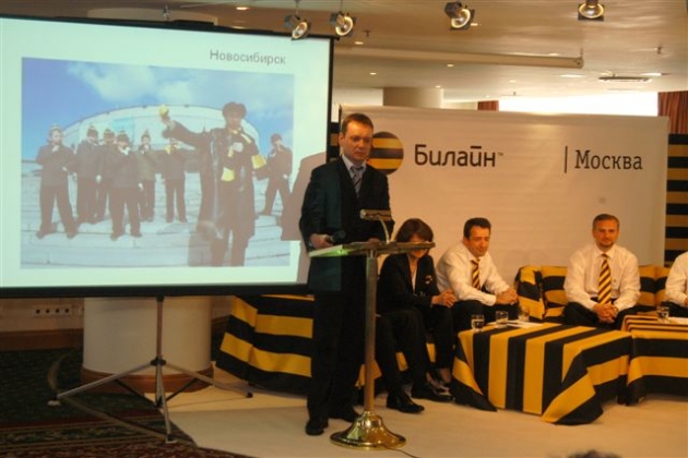 Күйеуі, әйелі және транссексуалы бейнеленген порно видео