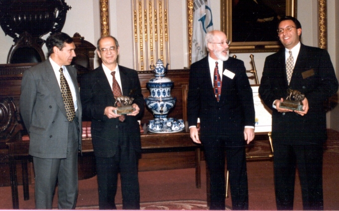 1996 Выход компании на NYSE